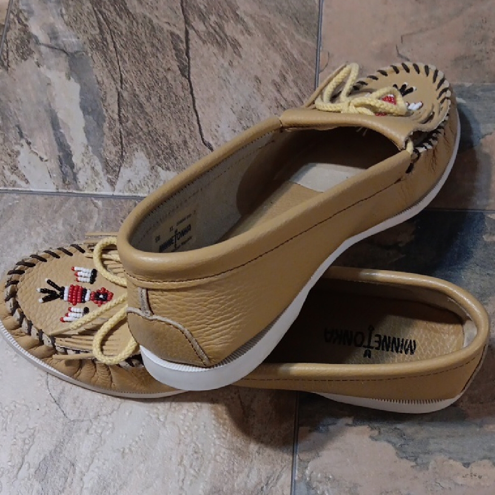 Women's Minnetonka Beaded Thunderbird Moccasins - Picture 6 of 7